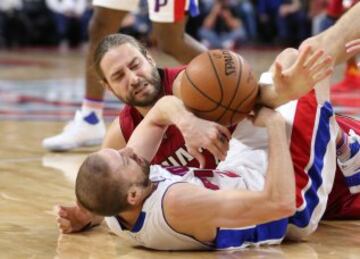 Josh McRoberts y Steve Blake.