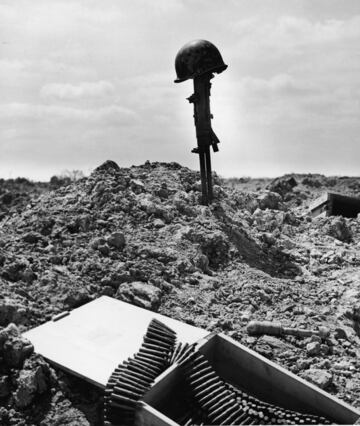 Una lápida improvisada marca la ubicación de un soldado estadounidense asesinado durante la operación Overlord.