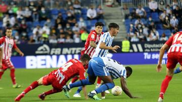 Jozabed trata de controlar un bal&oacute;n.