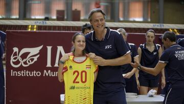 Rafa Pascual posa con una alumna del campus pasado