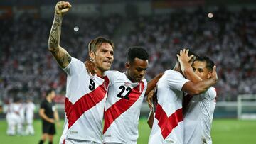 Peru&#039;s forward Paolo Guerrero (L) celebrates with teammates after scoring his team&#039;s third goal during an international friendly football match Saudi Arabia vs Peru at Kybunpark stadium in St. Gallen, on June 3, 2018. / AFP PHOTO / Fabrice COFFR