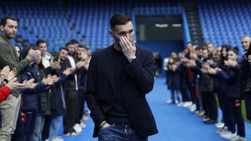 La plantilla y empleados le hicieron un pasillo de despedida a Lucas Pérez.