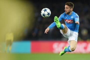 Mertens stretched to control the ball.