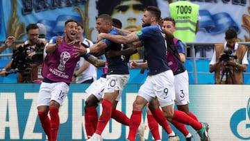 MUN49-128. KAZÁN (RUSIA), 30/06/2018.- El delantero francés Kylian Mbappé (2-i) celebra tras marcar el 4-2 durante el partido Francia-Argentina, de octavos de final del Mundial de Fútbol de Rusia 2018, en el Kazán Arena