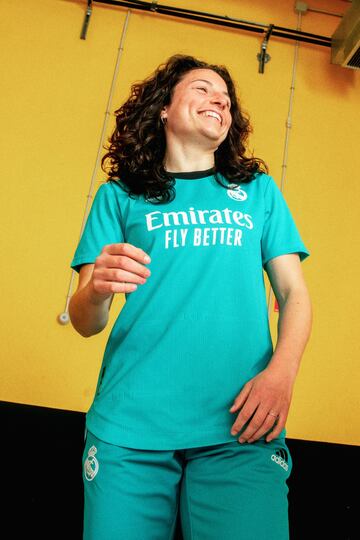 Ivana Andrés, capitana del Real Madrid Femenino, durante la exposición de la camiseta esmeralda.