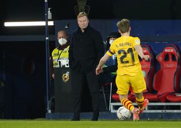 Ronald Koeman observa a De Jong.