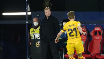 Ronald Koeman observa a De Jong.