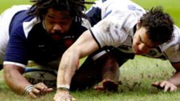 <b>CUERPO A CUERPO. </b>Francia entró en el trabado juego escocés.