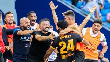 CORNELLÁ DE LLOBREGAT (BARCELONA), 02/10/2022.- El defensa del Valencia CF, Eray Cömert, celebra su gol contra el RCD Espanyol con su entrenador Genaro Gattuso, durante el partido de la jornada 7 de LaLiga, este domingo en RCDE Stadium de Cornella de Llobregat. EFE/ Marta Pérez