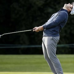 Mickelson sorprende en Wells Fargo en un mal día de Rahm