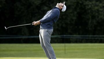 Jon Rahm se lamenta durante la primera jornada del Wells Fargo Championship en el Quail Hollow Club de Charlotte, North Carolina.