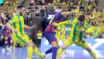 GRANADA, 22/03/2026.-El jugador del Barcelona Pito, entre los jugadores del Jaén Paraíso Interior Michel y Power, durante la Final de la Copa de España de fútbol Sala que disputan los equipos FC Barcelona y Jaén Paraíso Interior en el Palacio de Deportes de Granada. EFE/ Pepe Torres