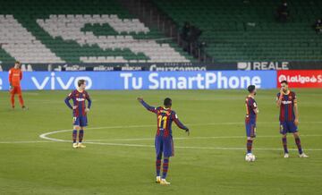 Los jugadores del Barcelona tras recibir el 1-0 de Borja Iglesias. 