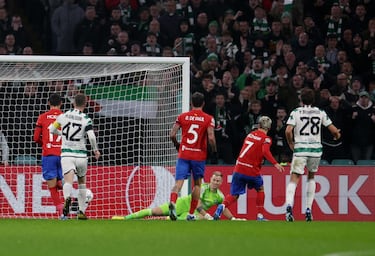 1-1. Antoine Griezmann lanza el penalti, adivina la trayectoria Joe Hart que toca el balón con la mano, pega en el palo y el rechace le cae al jugador francés para rematar a puerta vacía.