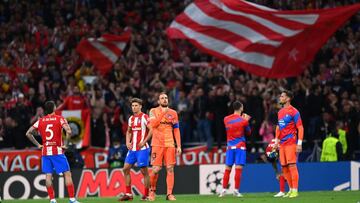 Los jugadores del Atletico al final del partido, tras perder ante el City.