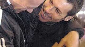 <b>REENCUENTRO. </b>Isma Santos coincidió ayer con Alberto Herreros, único superviviente de su época como jugador blanco.