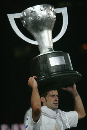 Figo alza una réplica gigante del trofeo de Liga en la celebración de la Liga de 2003 ganada por el Real Madrid.