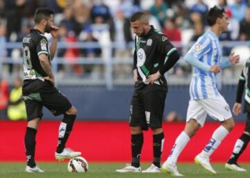 El centrocampista del Córdoba, Borja García frente a su compañero, el delantero argelino Nabil Ghilas, esperan sacar el balón del centro del área tras encajar el segundo gol del Málaga