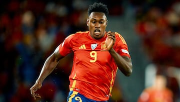 SANTA CRUZ DE TENERIFE, SPAIN - NOVEMBER 18: Samu Omorodion of Spain competes for the ball with Eray Comert of Suiza during the UEFA Nations League 2024/25 League A Group A4 match between Spain and Switzerland at El Heliodoro Rodriguez Lopez stadium on November 18, 2024 in Santa Cruz de Tenerife, Spain. (Photo by Gabriel Jimenez/Quality Sport Images/Getty Images)