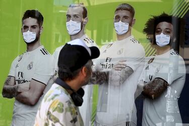 Los jugadores del Real Madrid Isco, Gareth Bale, Sergio Ramos y Marcelo posan con mascarillas en un cartel publicitario, conscientes de la importancia que tiene mantener las medidas de higiene y seguridad para protegerse del coronavirus. La salud es lo primero también para los grandes cracks del deporte.
