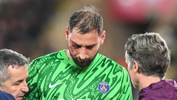 Soccer Football - Ligue 1 - AS Monaco v Paris St Germain - Stade Louis II, Monaco - December 18, 2024 Paris St Germain's Gianluigi Donnarumma reacts after sustaining an injury REUTERS/Alexandre Dimou