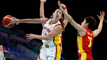 Paris 2024 Olympics - Basketball - Women's Group Phase - Group A - Spain vs People's Republic of China - Lille, Pierre Mauroy Stadium, Villeneve-d'Ascq, France - July 28, 2024. Leonor Rodriguez of Spain in action against Liwei Yang of China REUTERS/Evelyn Hockstein