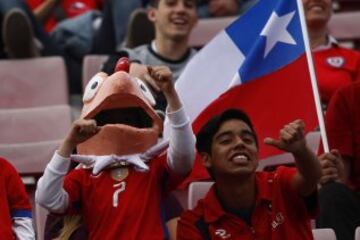 Hinchas de la seleccion chilena alientan a su equipo antes del partido valido por las clasificatorias al mundial de Rusia 2018 contra Peru disputado en el estadio Nacional de Santiago, Chile.