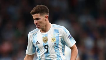 LONDON, ENGLAND - JUNE 01:   Julian Alvarez of Argentina in action during the 2022 Finalissima match between Italy and Argentina at Wembley Stadium on June 1, 2022 in London, England. (Photo by Chris Brunskill/Fantasista/Getty Images)