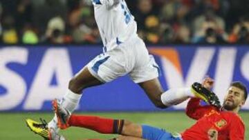 La foto del día: Welcome impacta con su bota en la cara de Piqué