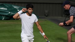 El tenista español Carlos Alcaraz reacciona durante su partido ante Novak Djokovic en la final de Wimbledon 2023.