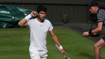 El tenista español Carlos Alcaraz reacciona durante su partido ante Novak Djokovic en la final de Wimbledon 2023.