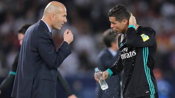 Real Madrid coach Zinedine Zidane speaks with Cristiano Ronaldo           