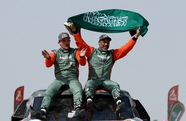 Nasser Al-Attiyah y Fabian Lurquin de Dacia celebran tras proclamarse campeones de la categoría de coches en el Rally Dakar 2026.