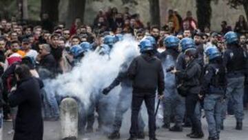 Seguidores del Galatasaray se enfrentan a la policía italiana en Roma.