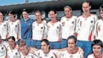 <b>LISTAS. </b>Arriba: Melanie, Rocío, Meseguer, Torrejón, Irene, Patri, Ale, Jenni, Mónica, Geo, Laura. Abajo: Joana, Raquel, M. Paz, Miriam, Chini, Laura, María, Itxaso y Ana. Faltan Andere, Amaya y Sandra.