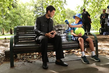 El español Carlos Alcaraz es entrevistado por un niño después de posar con la Norman Brookes Challenge Cup