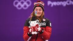 Kim Boutin posa en el podio tras lograr la medalla de bronce en los 500 metros de patinaje de velocidad en los Juegos Ol&iacute;mpicos de Invierno de Pyeongchang.