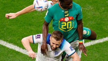 GR7330. JOR (CATAR), 04/12/2022.- Luke Shaw (abajo) de Inglaterra disputa un balón con Bamba Dieng de Senegal hoy, en un partido de los octavos de final del Mundial de Fútbol Qatar 2022 entre Inglaterra y Senegal en el estadio Al Bait en Jor (Catar). EFE/ Juan Ignacio Roncoroni