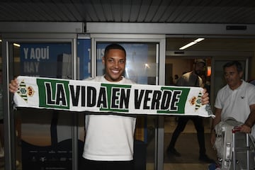 Vitor Roque has taken over Sevilla's plane to be trusted by Betis.