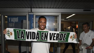 Vitor Roque, a su llegada al aeropuerto de Sevilla para fichar por el Betis.