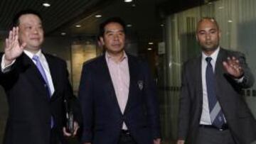 <b>EN EL JUZGADO. </b>Yeung, en el centro, ayer, antes de entrar en el juicio.