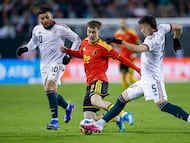 Belgium's forward #22 Alexis Saelemaekers (C) is challenged by Mexico's defender #05 Johan Vasquez and Mexico's forward #10 Alexis Vega during a friendly football match between Mexico and Belgium at Soldier Field in Chicago, Illinois, on March 31, 2026. (Photo by KAMIL KRZACZYNSKI / AFP)