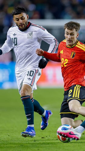 Belgium's forward #22 Alexis Saelemaekers (C) is challenged by Mexico's defender #05 Johan Vasquez and Mexico's forward #10 Alexis Vega during a friendly football match between Mexico and Belgium at Soldier Field in Chicago, Illinois, on March 31, 2026. (Photo by KAMIL KRZACZYNSKI / AFP)