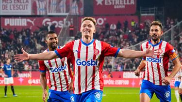 GIRONA, 27/11/2023.- El centrocampista ucraniano del Girona Viktor Tsygankov (c) celebra su gol, primero del equipo ante el Athletic, durante el encuentro correspondiente a la jornada 14 de Primera División que se disputa hoy lunes en el estadio de Montilivi, en la capital gerundense. EFE/David Borrat.