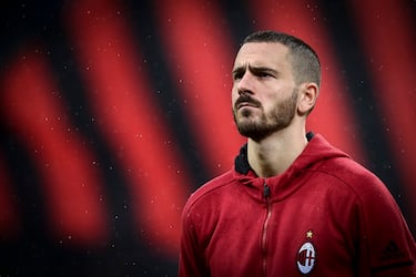 El central, uno de los símbolos defensivos de la Juventus, protagonizó un fichaje histórico cuando firmó por la AC Milan en julio de 2017. Los rossoneri pagaron 42 millones de euros a su eterno rival para convertirlo en líder de un ambicioso proyecto de reconstrucción. Bonucci, formado en el Inter y consagrado en la Juve, llegó como capitán del nuevo Milan, aunque su etapa sólo duró una temporada antes de regresar a Turín. Su fichaje sigue siendo uno de los más caros de la historia del club para un defensor y una de las transferencias más polémicas entre rivales directos del Calcio.
