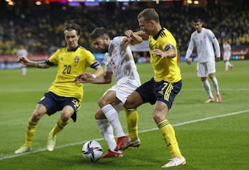 Jordi Alba entre Kristoffer Olsson y Viktor Claessen.