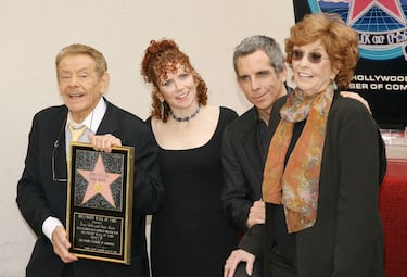 El actor Jerry Stiller es el padre de los actores  Amy Stiller y Ben Stiller.