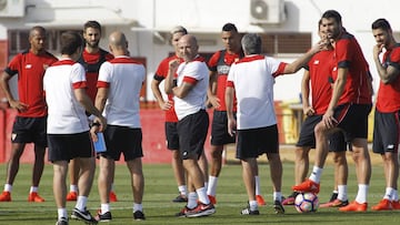 Sampaoli da una charla a sus jugadores durante una sesi&oacute;n de entrenamiento.