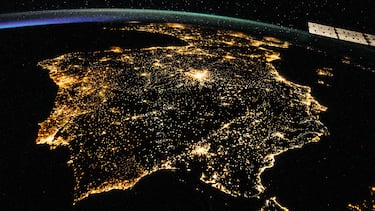 Península Ibérica, incluidos España y Portugal, de noche.