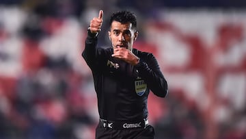 Referee Adonai Escobedo during the game Atletico San Luis vs Leon, corresponding to Play In of the Torneo Apertura 2023 of the Liga BBVA MX, at Alfonso Lastras Stadium, on November 23, 2023.
<br><br>
Arbitro Adonai Escobedo durante el partido Atletico San Luis vs Leon, correspondiente al Play In del Torneo Apertura 2023 de la Liga BBVA MX, en el Estadio Alfonso Lastras, el 23 de noviembre de 2023.
